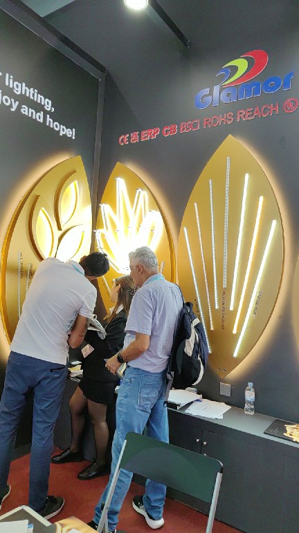 136-aad CANTON FAIR 2D 3D motifs soo bandhigay alaabada iftiinka silsiladda iftiinka ee xadhigga | Iibiyaha Glamour 8