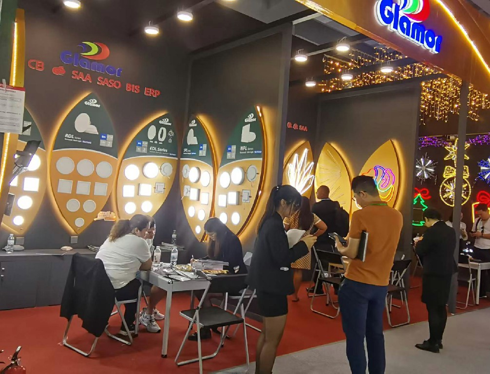 136-aad CANTON FAIR 2D 3D motifs soo bandhigay alaabada iftiinka silsiladda iftiinka ee xadhigga | Iibiyaha Glamour 2