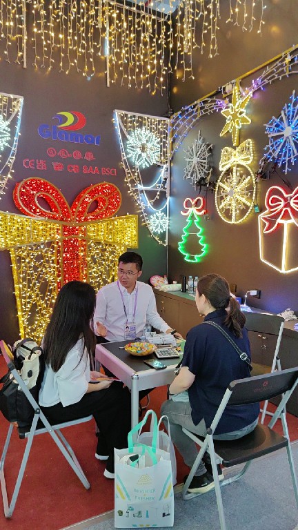 136-aad CANTON FAIR 2D 3D motifs soo bandhigay alaabada iftiinka silsiladda iftiinka ee xadhigga | Iibiyaha Glamour 9