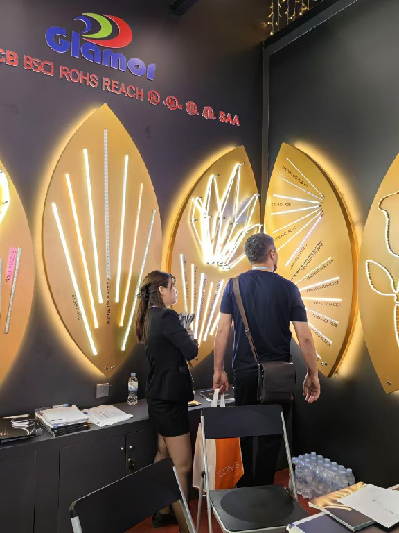 136-aad CANTON FAIR 2D 3D motifs soo bandhigay alaabada iftiinka silsiladda iftiinka ee xadhigga | Iibiyaha Glamour 7