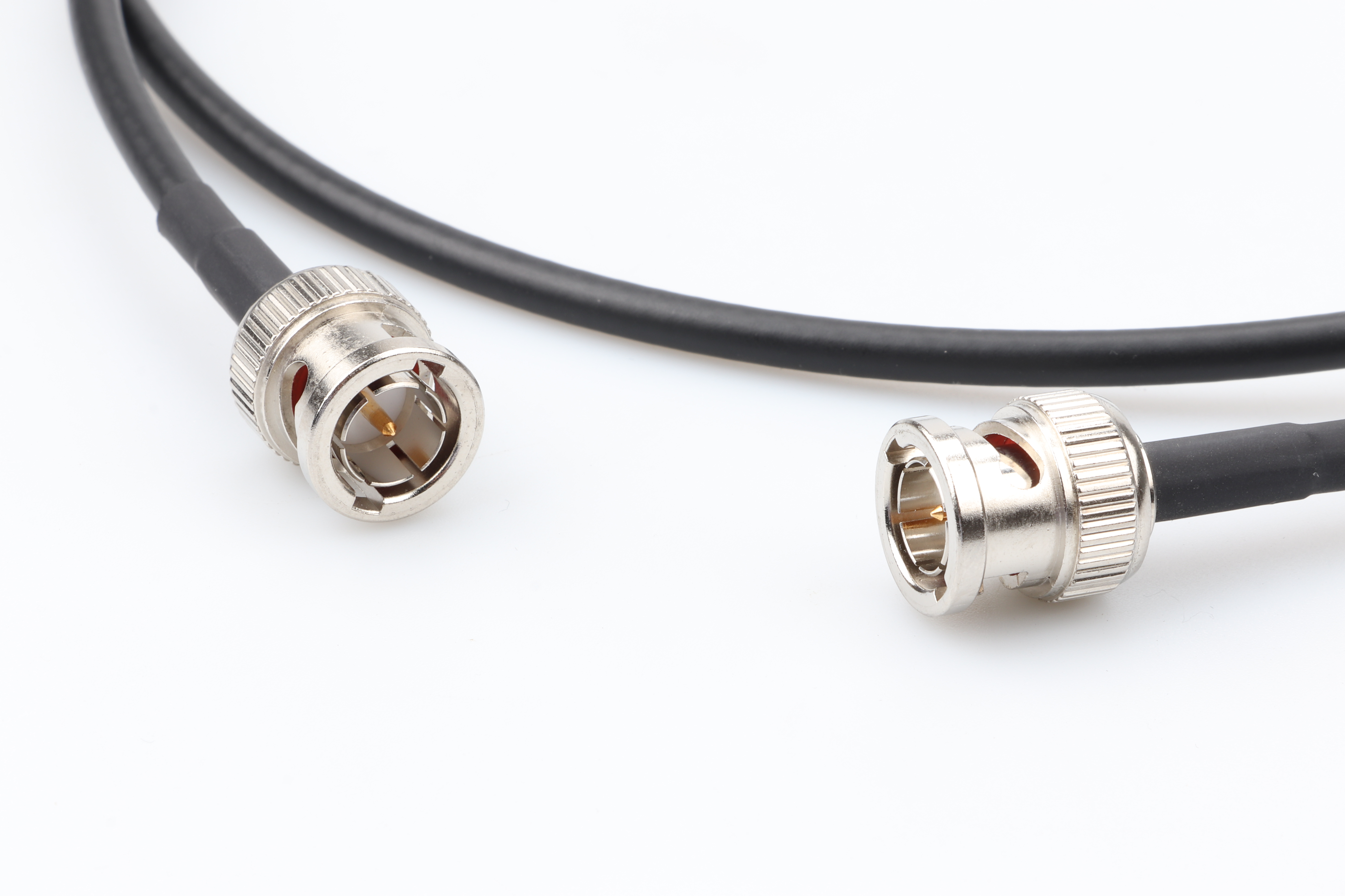 विश्वसनीय 4K अल्ट्रा एचडी वीडियो ट्रांसमिशन के लिए 12G-SDI केबल असेंबली 1