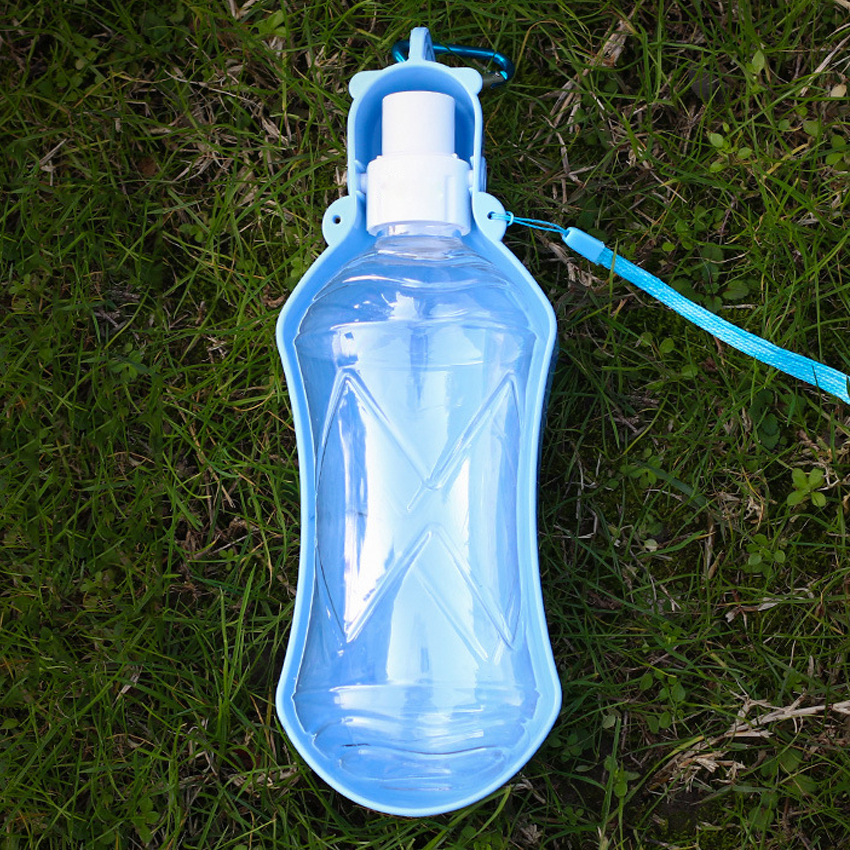 Botella de agua portátil de plástico de 500 ml para pasear a tu mascota. 6