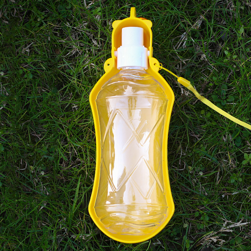 Botella de agua portátil de plástico de 500 ml para pasear a tu mascota. 3