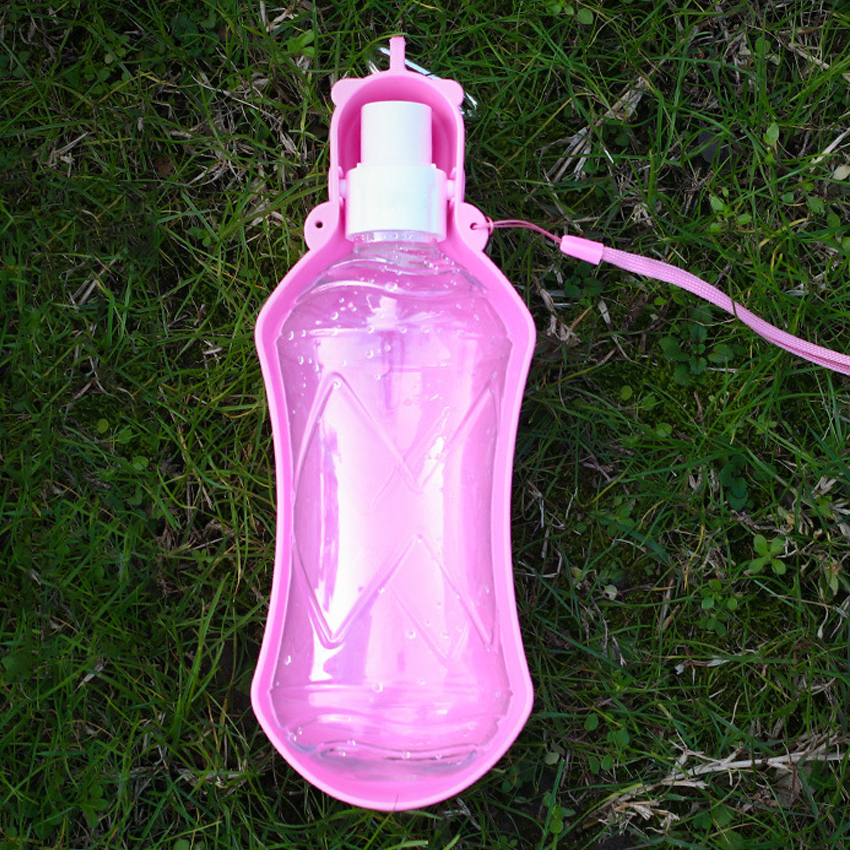 Botella de agua portátil de plástico de 500 ml para pasear a tu mascota. 5