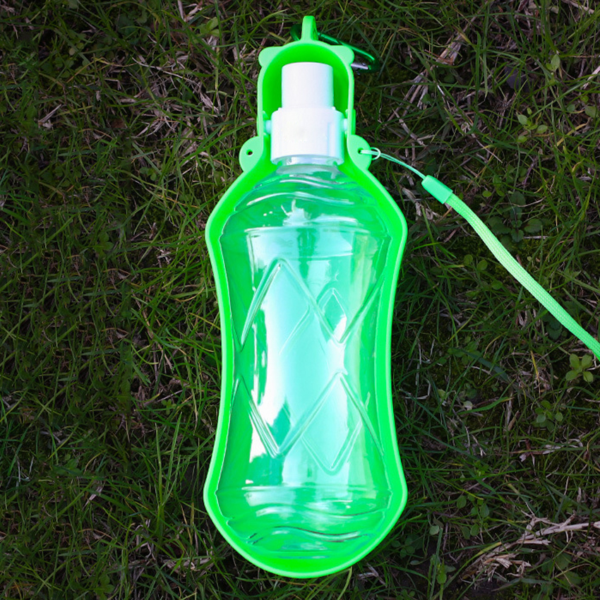 Botella de agua portátil de plástico de 500 ml para pasear a tu mascota. 4