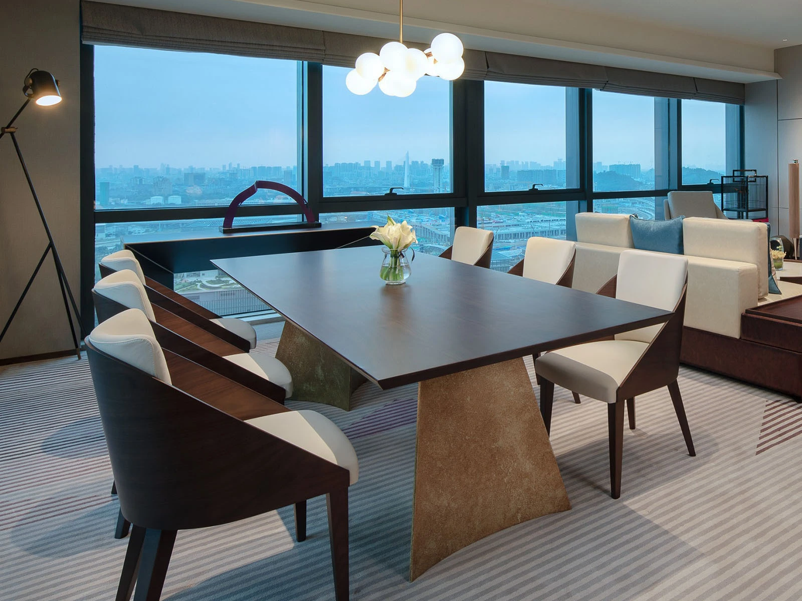 Mesa de conferencias de la suite 1