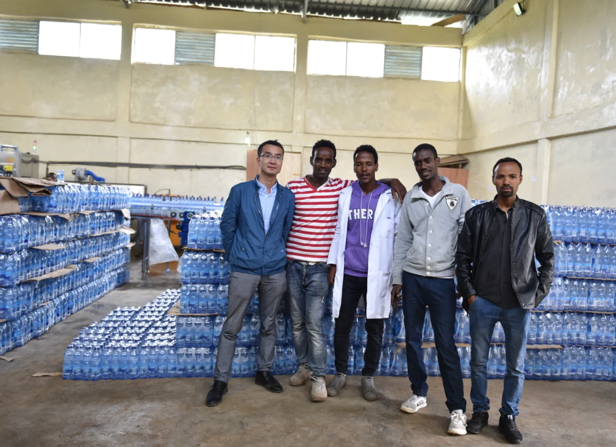 Low Energy 8 Cavity PET Bottles Blow Molding Machine 22