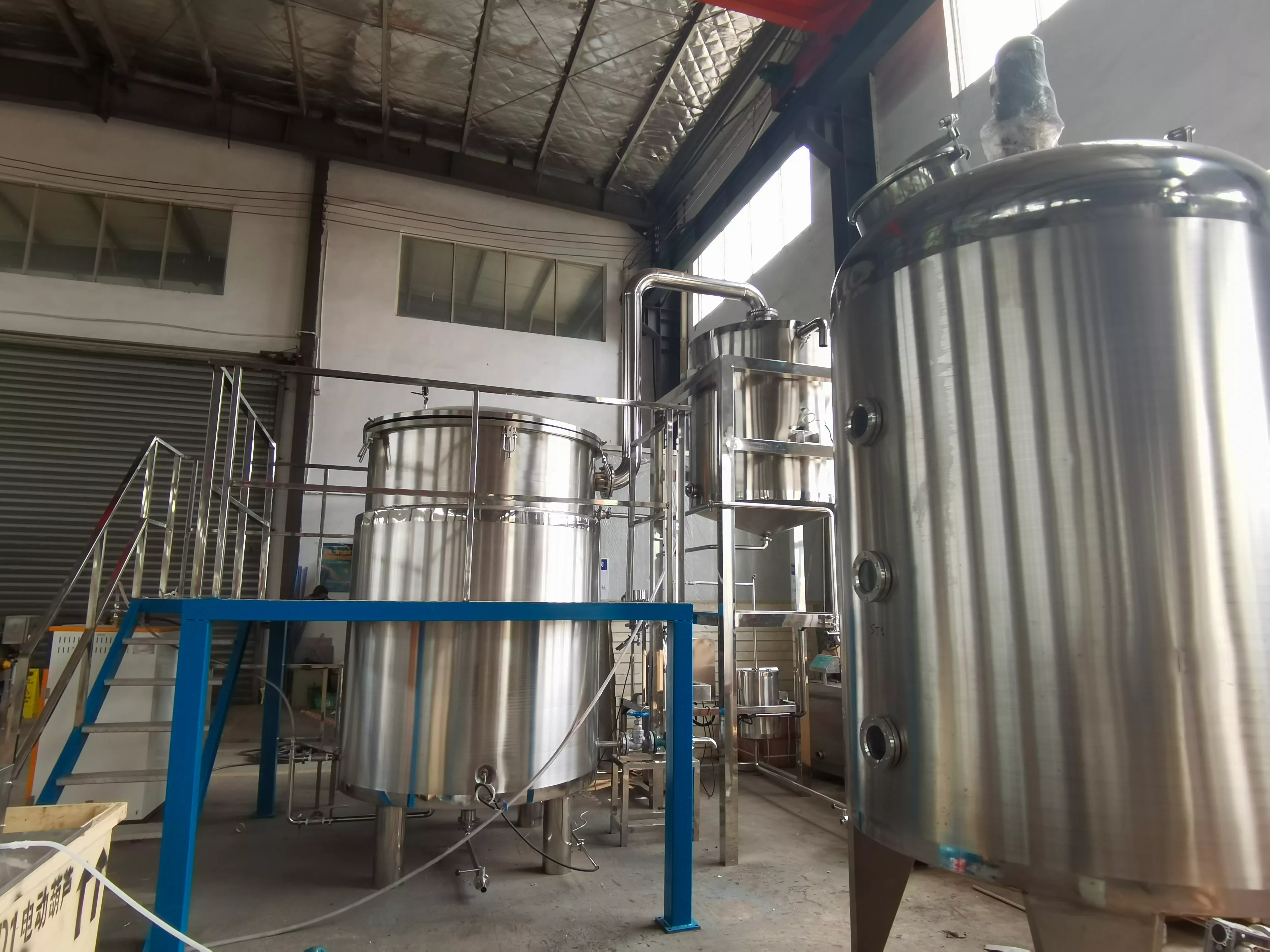 Production Type 2000L Herbal Plant Essential Oil Extraction Equipment 1