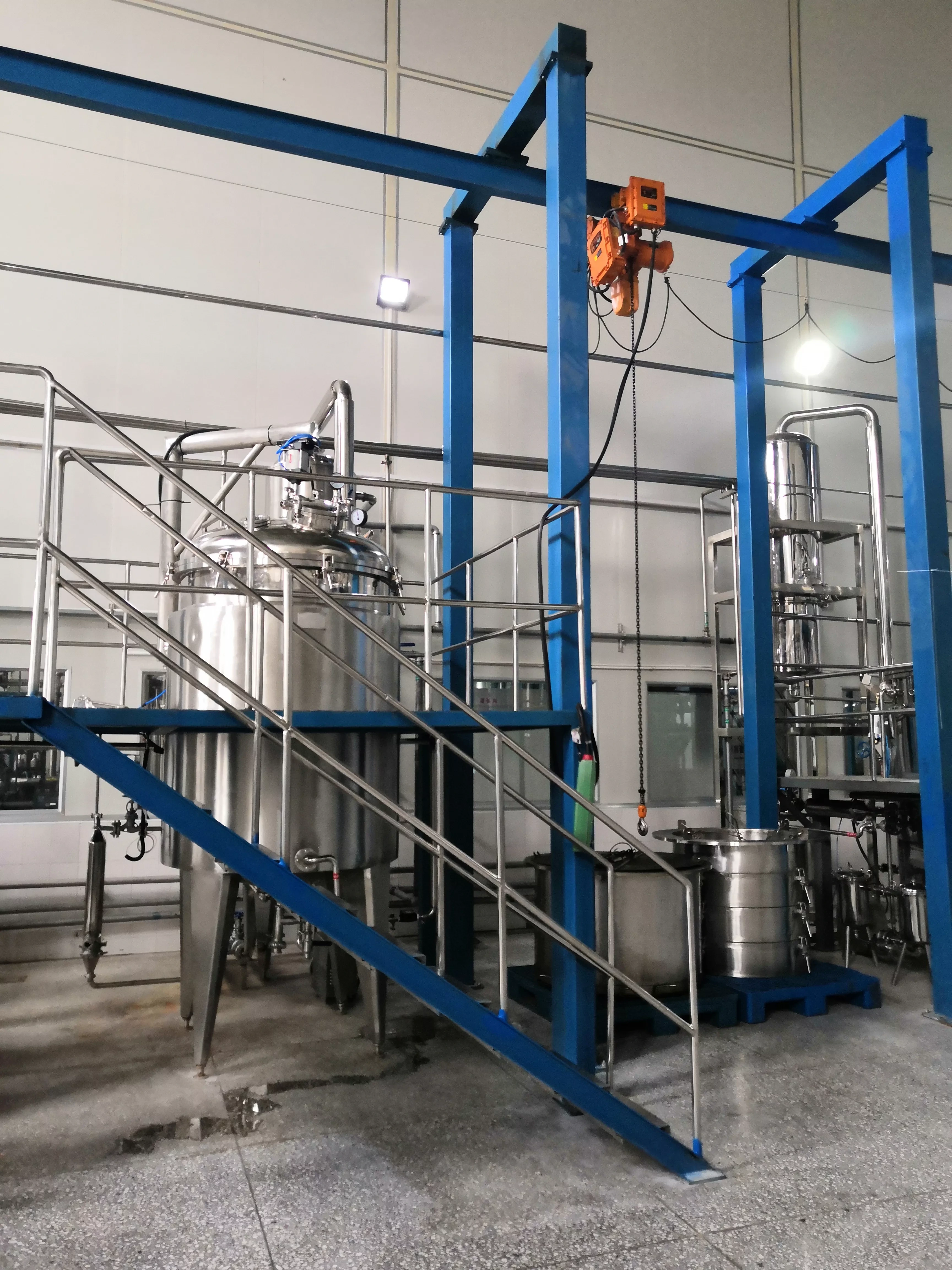 Production Type 4000L Herbal Plant Essential Oil Extraction Equipment 1