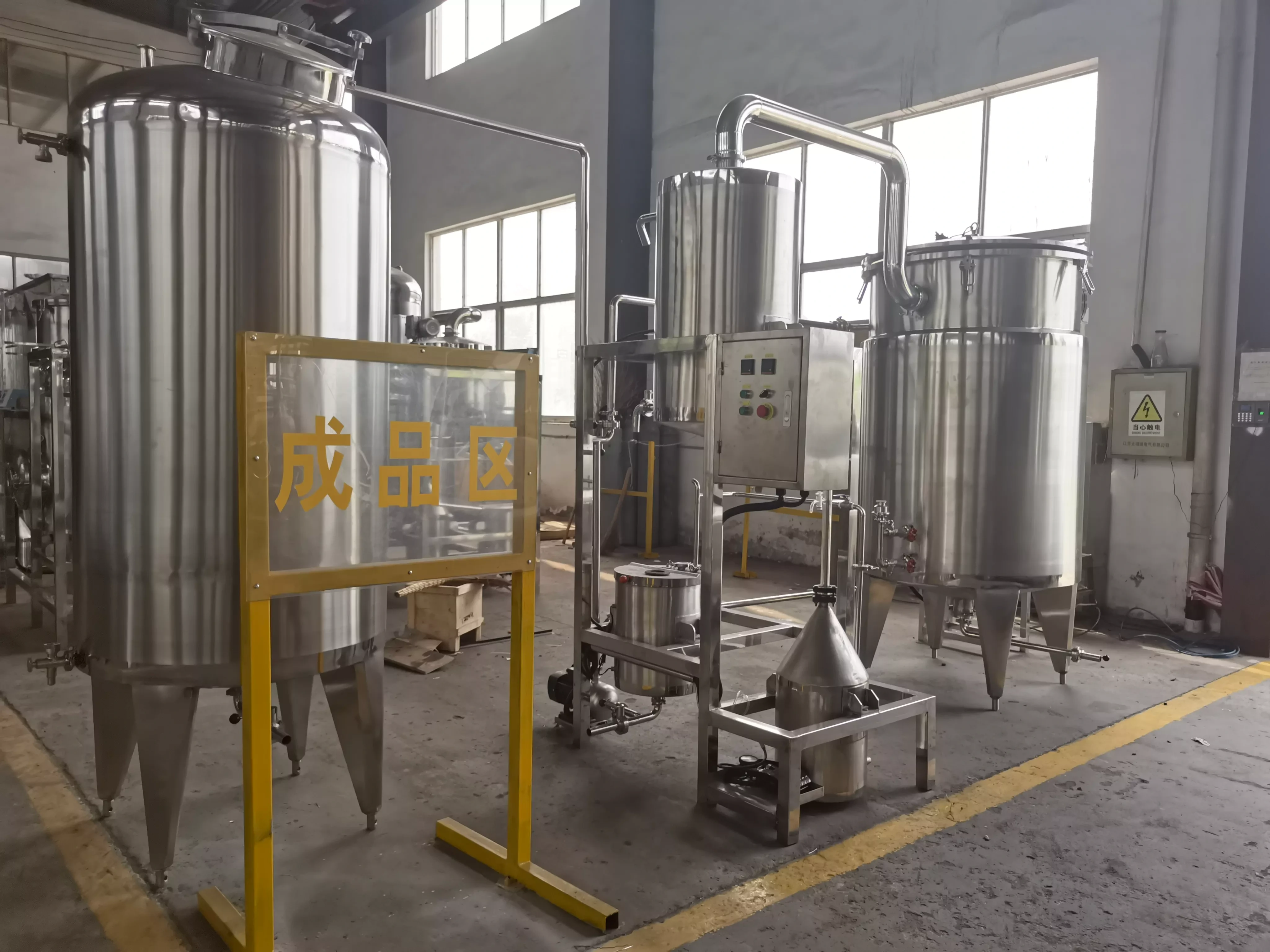 Production Type 1000L Herbal Plant Essential Oil Extraction Equipment 1