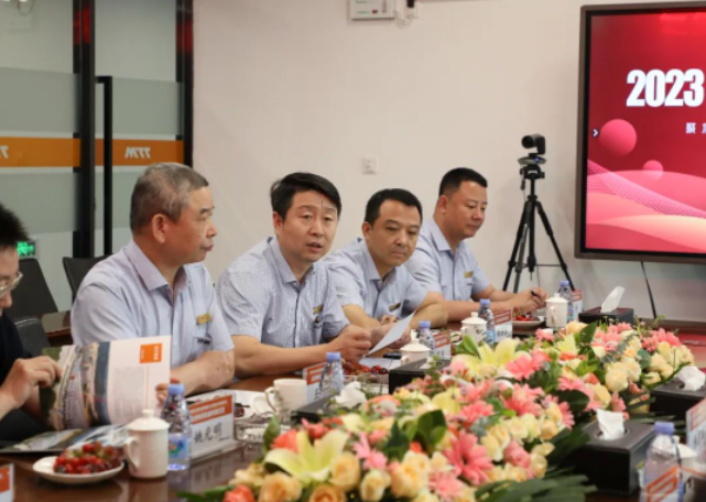 Municipal Engineering Association Asphalt Professional Committee Member Enters Tietuo Machinery Exchange 3