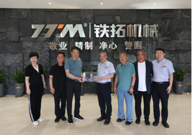 Municipal Engineering Association Asphalt Professional Committee Member Enters Tietuo Machinery Exchange 9