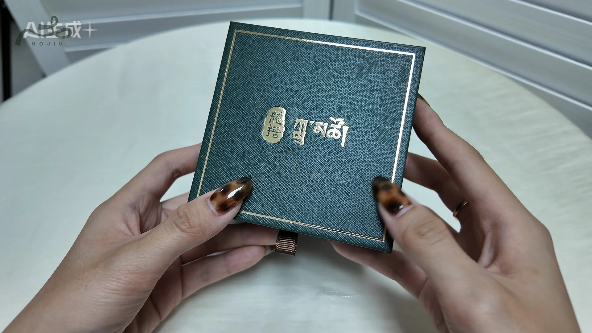 Luxurious emerald jewelry paper box lined with velvet material 1