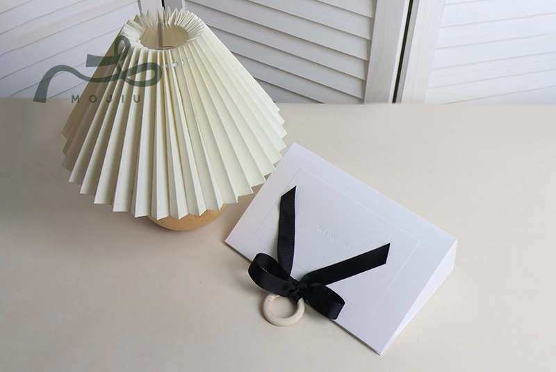 Foldable triangular wedding candy box with handle for customizable gift box 1