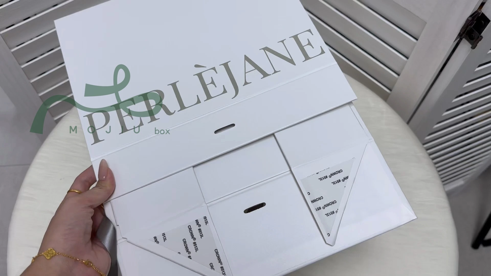 Exquisite clothing packaging box that can be folded and logo added 1