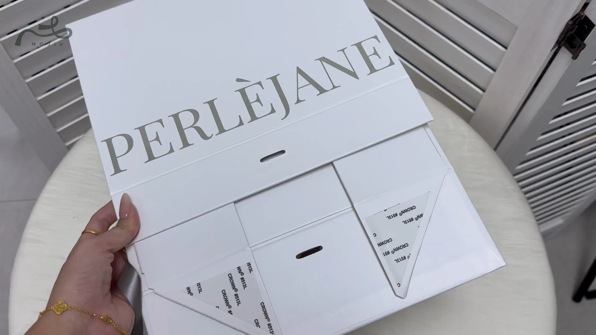 Exquisite clothing packaging box that can be folded and logo added 1