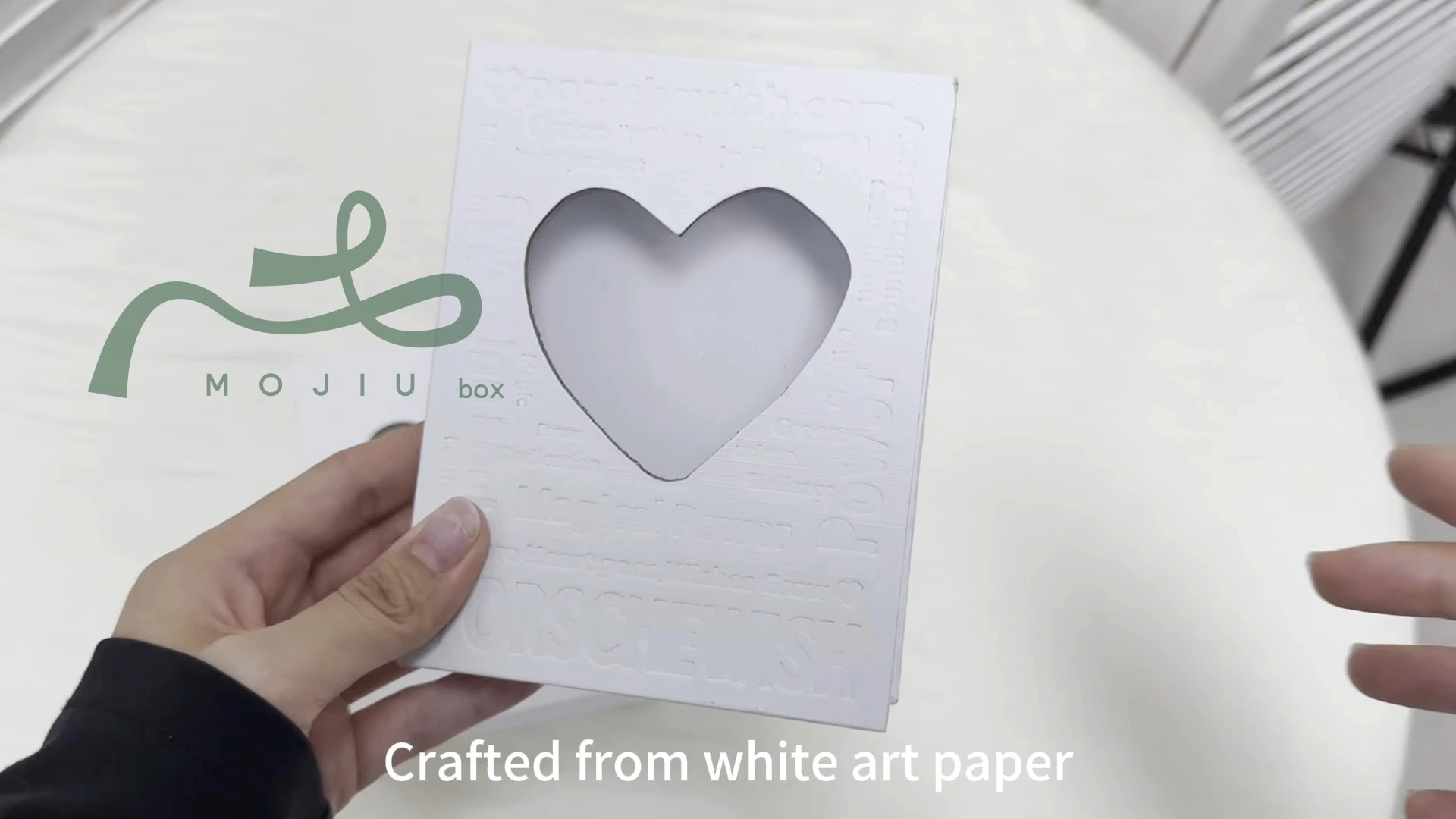 Joyero de papel artístico blanco: con relieve y ventana de corazón, elegante y protector, para exhibir y guardar accesorios, Mojiu Packaging 1