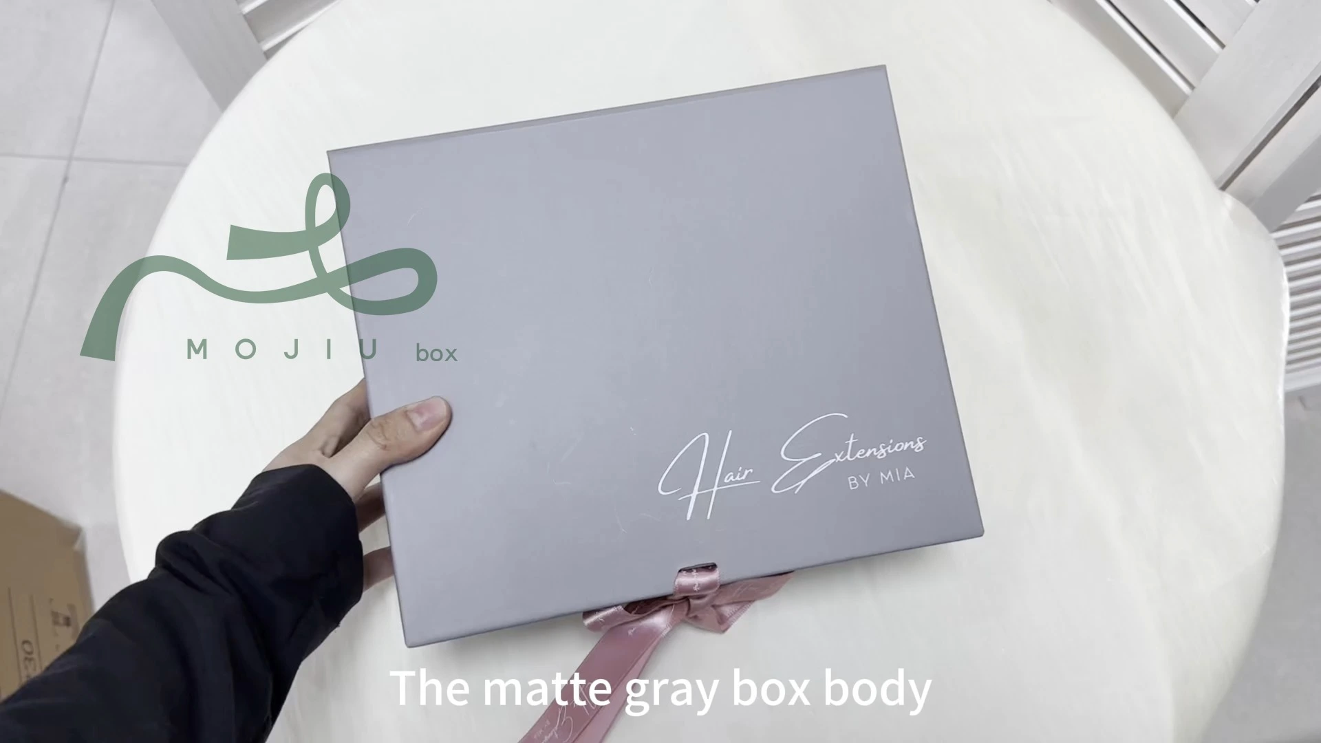 고급 접이식 상자: 무광 회색, 핑크 새틴 리본, 맞춤 브랜드 디자인, 프리미엄 선물 포장, 모지우 패키징 1