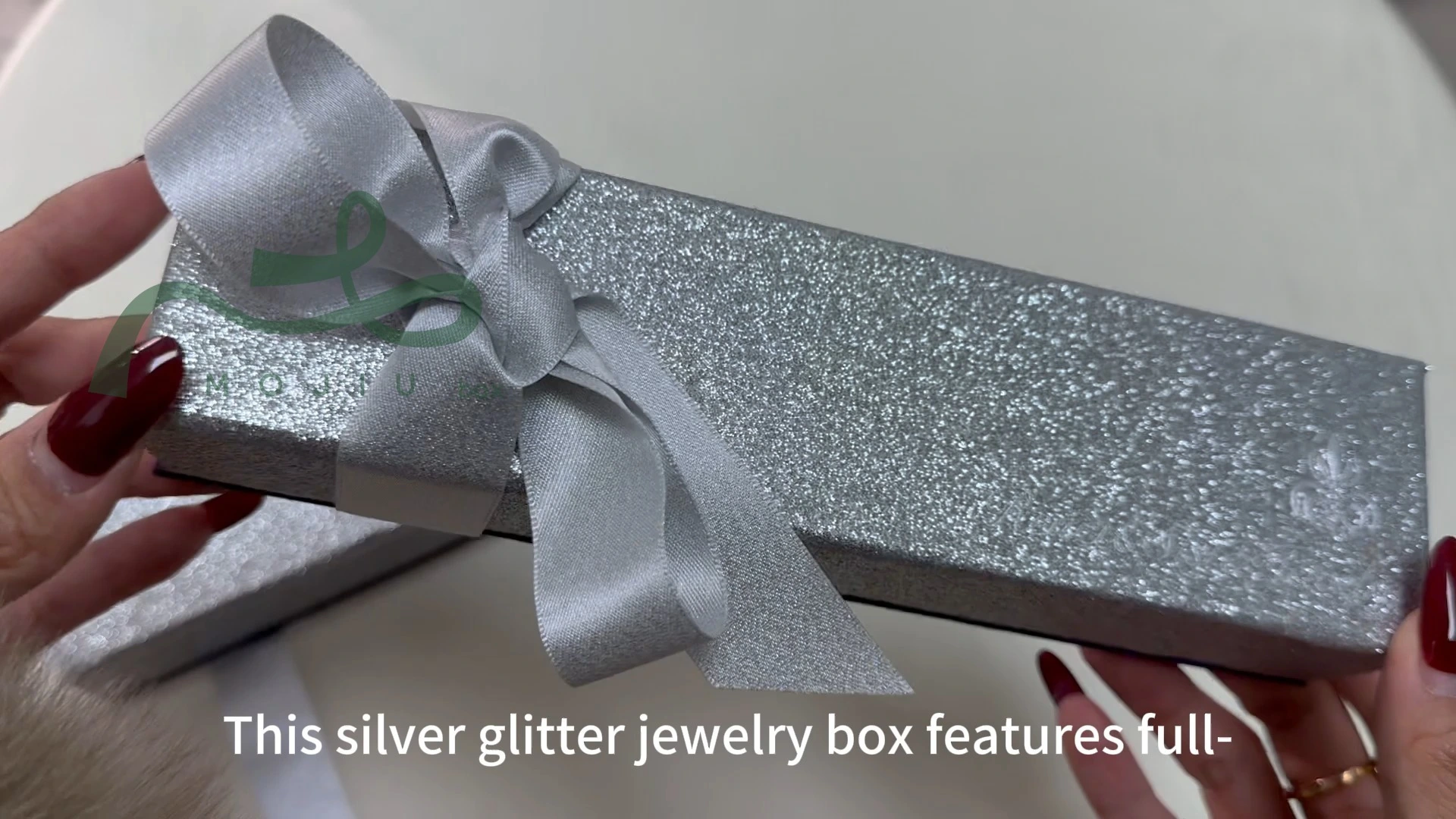 Scatola portagioie con glitter argento, lunga e sottile, foderata in velluto, confezione regalo per collane e braccialetti Mojiu Packaging 1