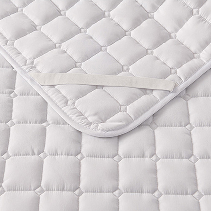 mattress protector with elastic strap