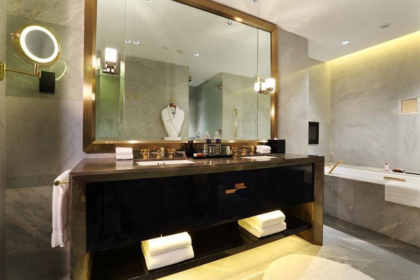 Hotel disposable bathroom item shampoo and shower gel 1