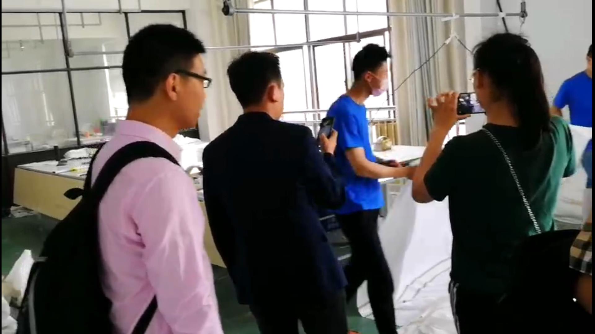 China textile manufacturer customers visit our bedding workshop-Hanbi textile 2