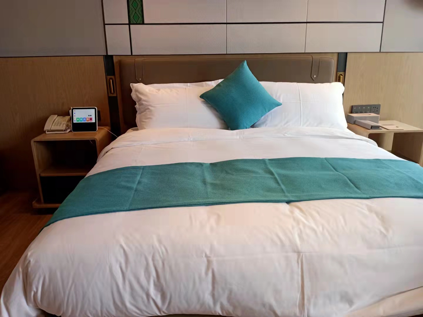 Luxury king size bed room hotel Bedding configuration with blue throw pillow and bed runner-Hanbi Textile 3