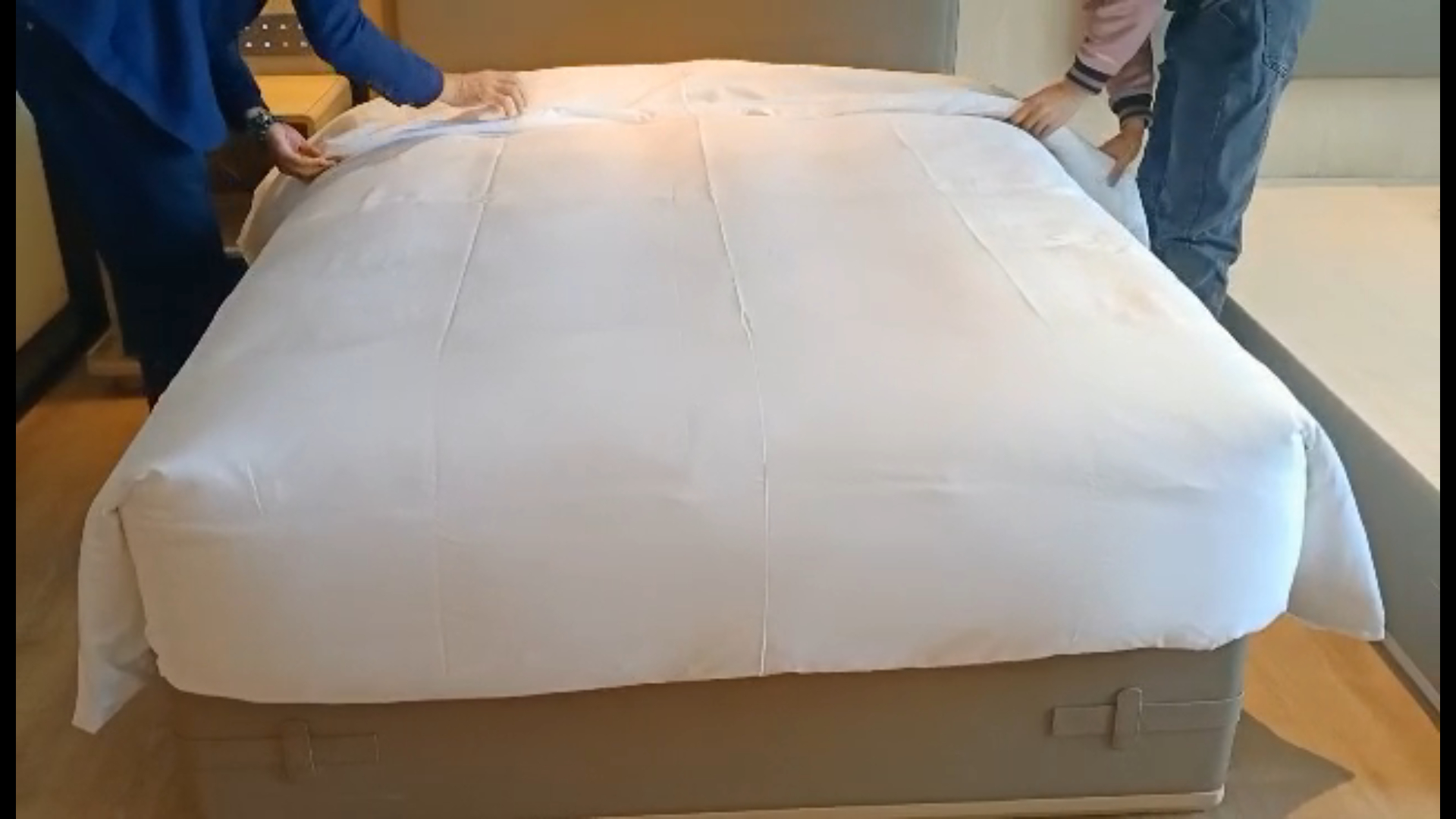 Luxury king size bed room hotel Bedding configuration with blue throw pillow and bed runner-Hanbi Textile 1