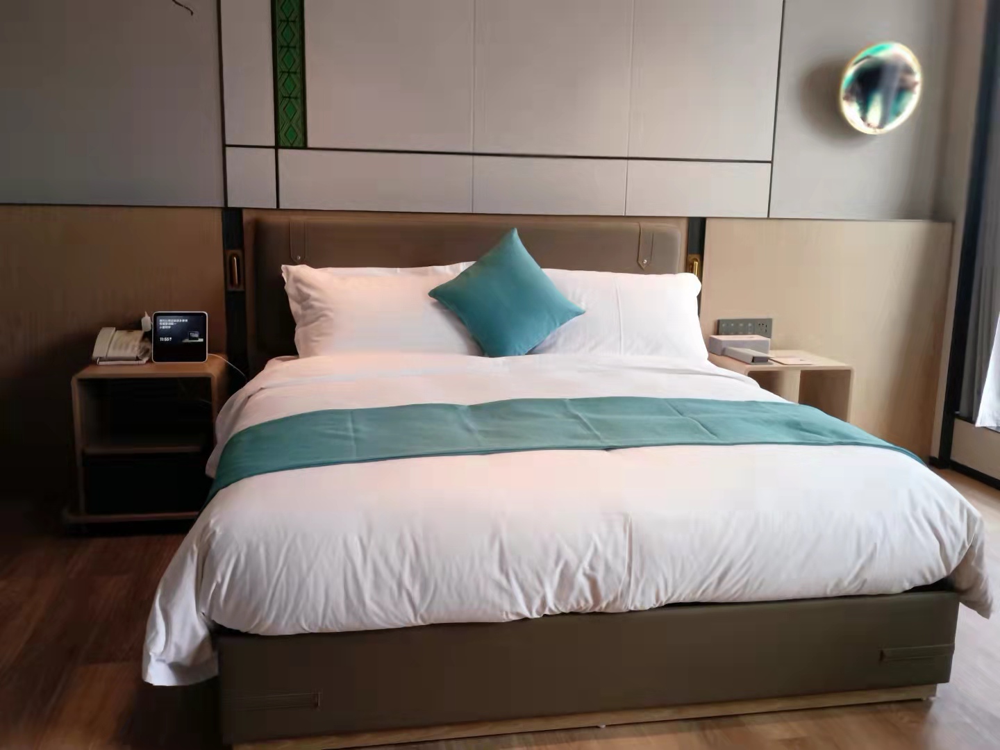 Luxury king size bed room hotel Bedding configuration with blue throw pillow and bed runner-Hanbi Textile 4