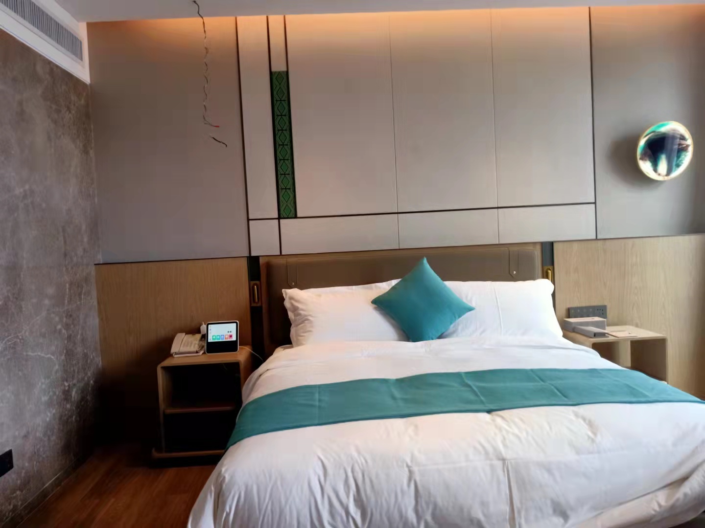 Luxury king size bed room hotel Bedding configuration with blue throw pillow and bed runner-Hanbi Textile 2