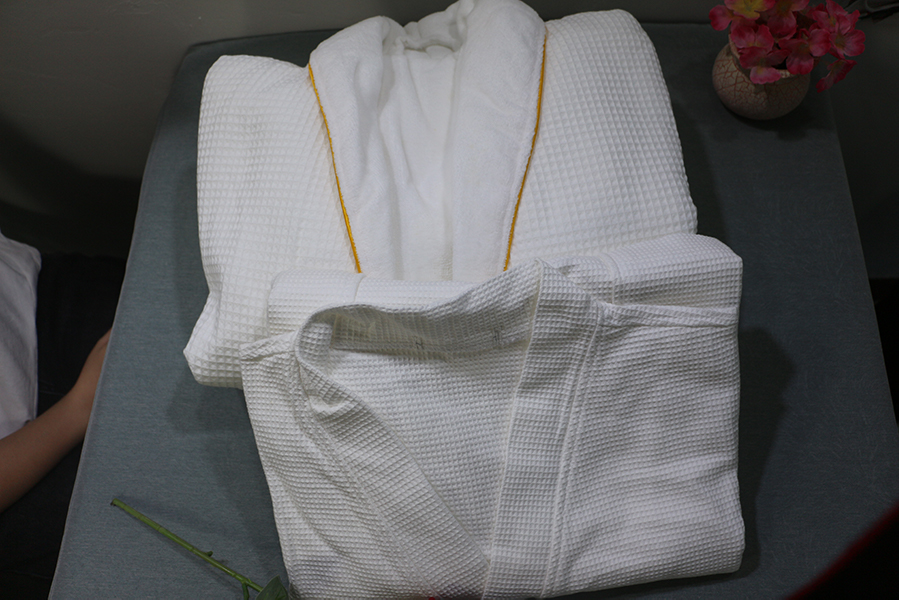 How Should The Straps of The Hotel Bathrobes Be Tied? 2