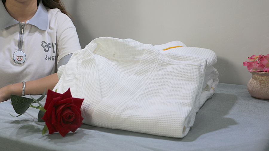 How Should The Straps of The Hotel Bathrobes Be Tied? 1