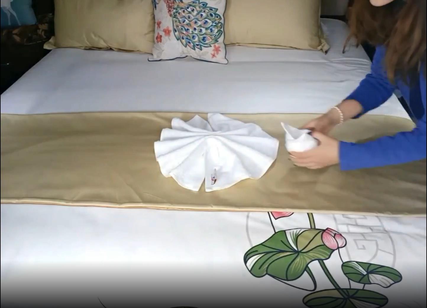 Hanbi textile Company show you how to folding hotel towel in many ways for decoration 9