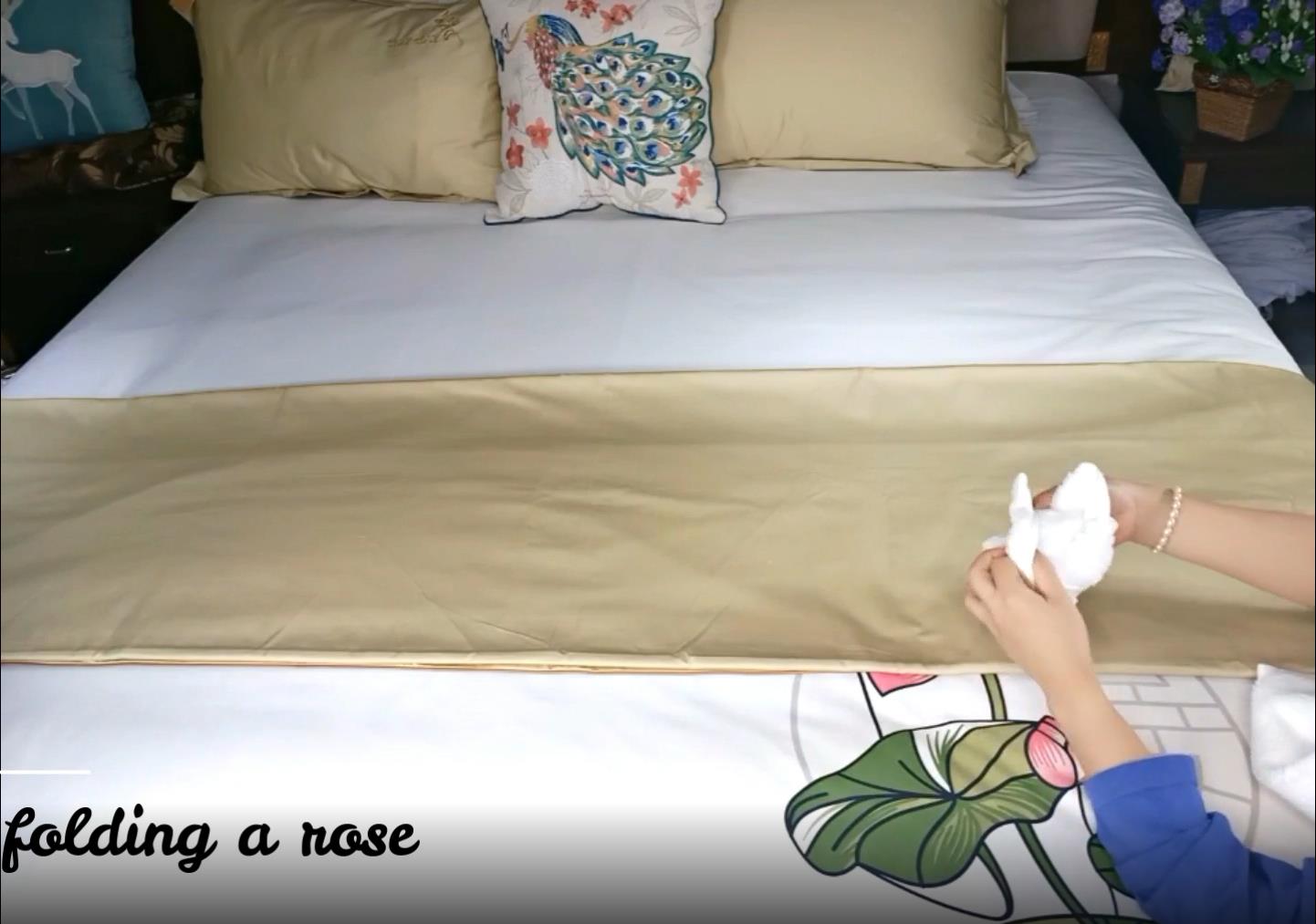 Hanbi textile Company show you how to folding hotel towel in many ways for decoration 3