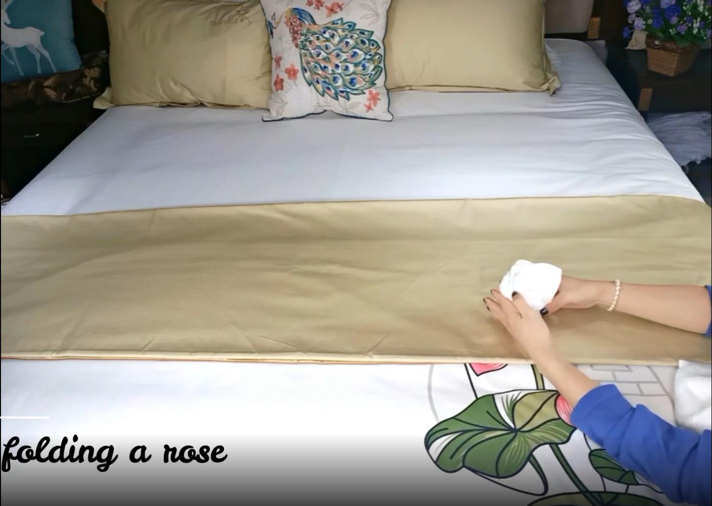 Hanbi textile Company show you how to folding hotel towel in many ways for decoration 4