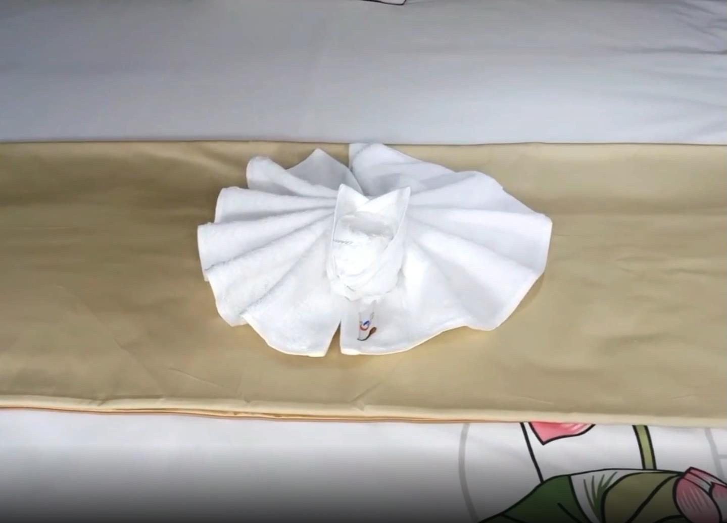 Hanbi textile Company show you how to folding hotel towel in many ways for decoration 10