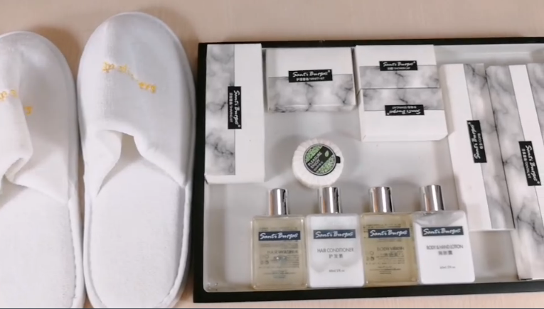 Hotel shampoo suppliers wholesale hotel toiletries sets and hotel slippers 1