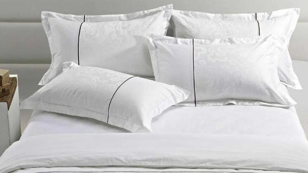 Why Are There 4 Pillows on A Hotel Bed? 1