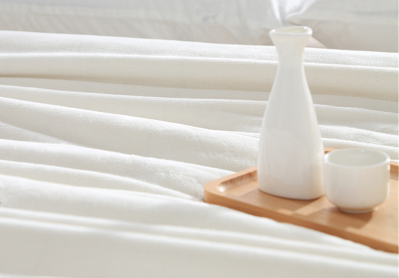 How Does Hotel Blanket Weight Affect Comfort? 2