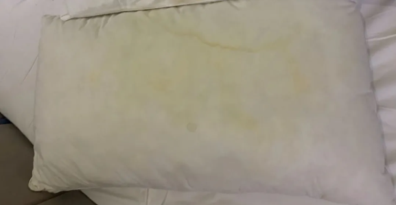How to remove sweat stains, saliva marks, hair oil and odor on the pillow? 1
