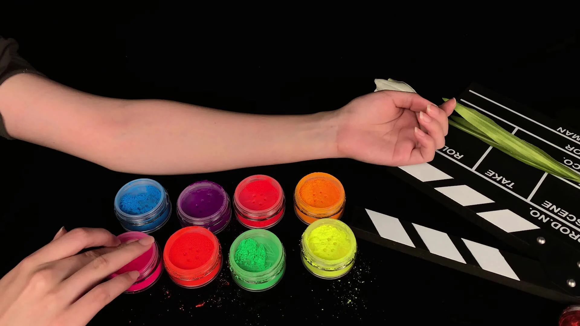 8 Color Wholesale Neon Loose Pigmented Private Label Eyeshadow 1