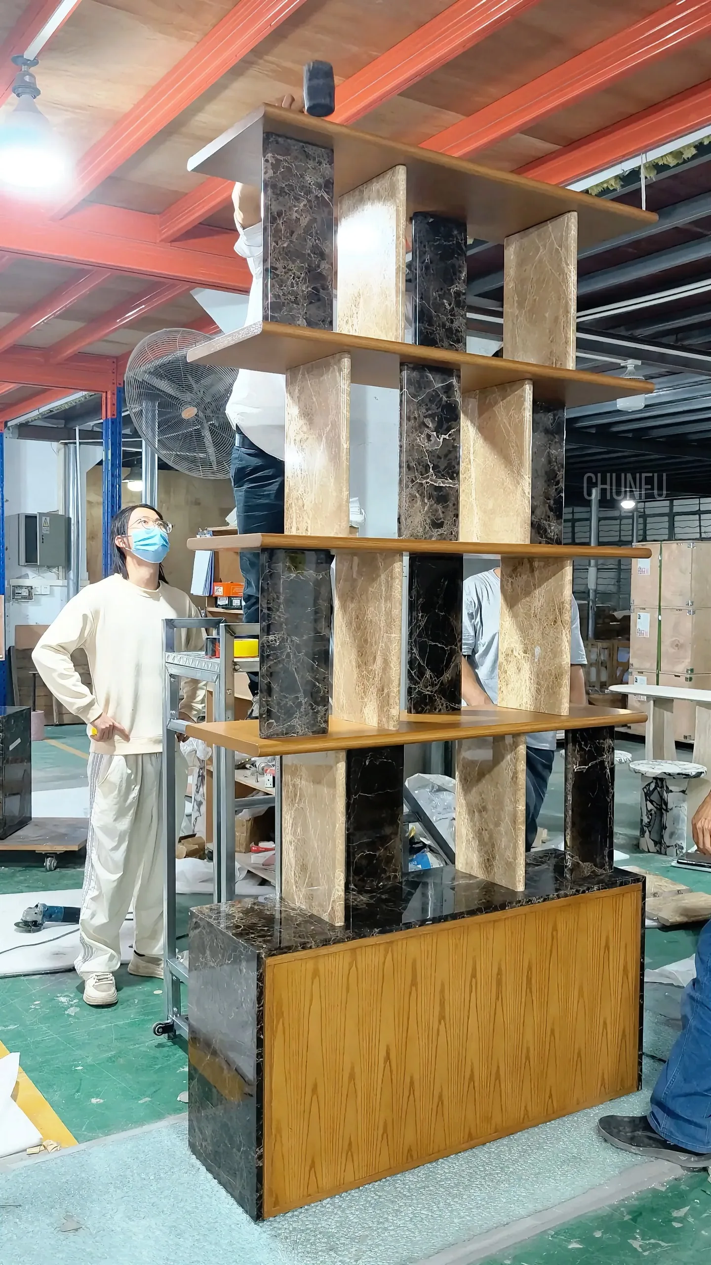 Estantería o armario modular de mármol natural y madera Chunfu. Sistema de almacenamiento moderno de lujo. 1