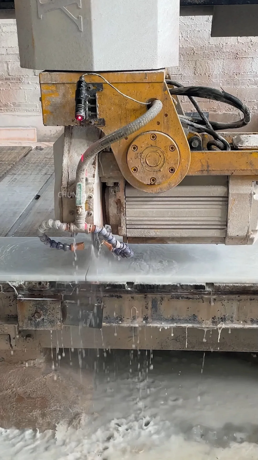 Chunfu Modern Luxury Natural Travertine  Round Coffee Table with Sculptural Sphere Base for Living Room 1