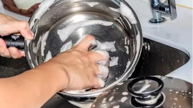  Lave a mano sus utensilios de cocina con jabón lavavajillas suave y agua tibia.