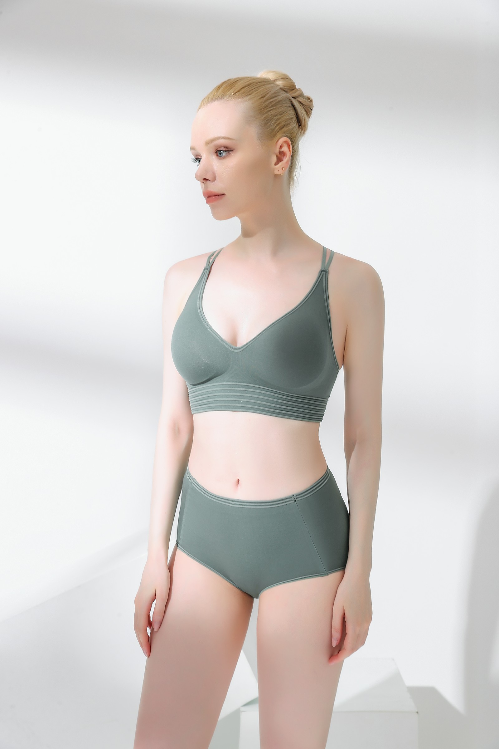 Conjunto de sujetador y braguita 3D Senselast Cross Beautiful Back 4
