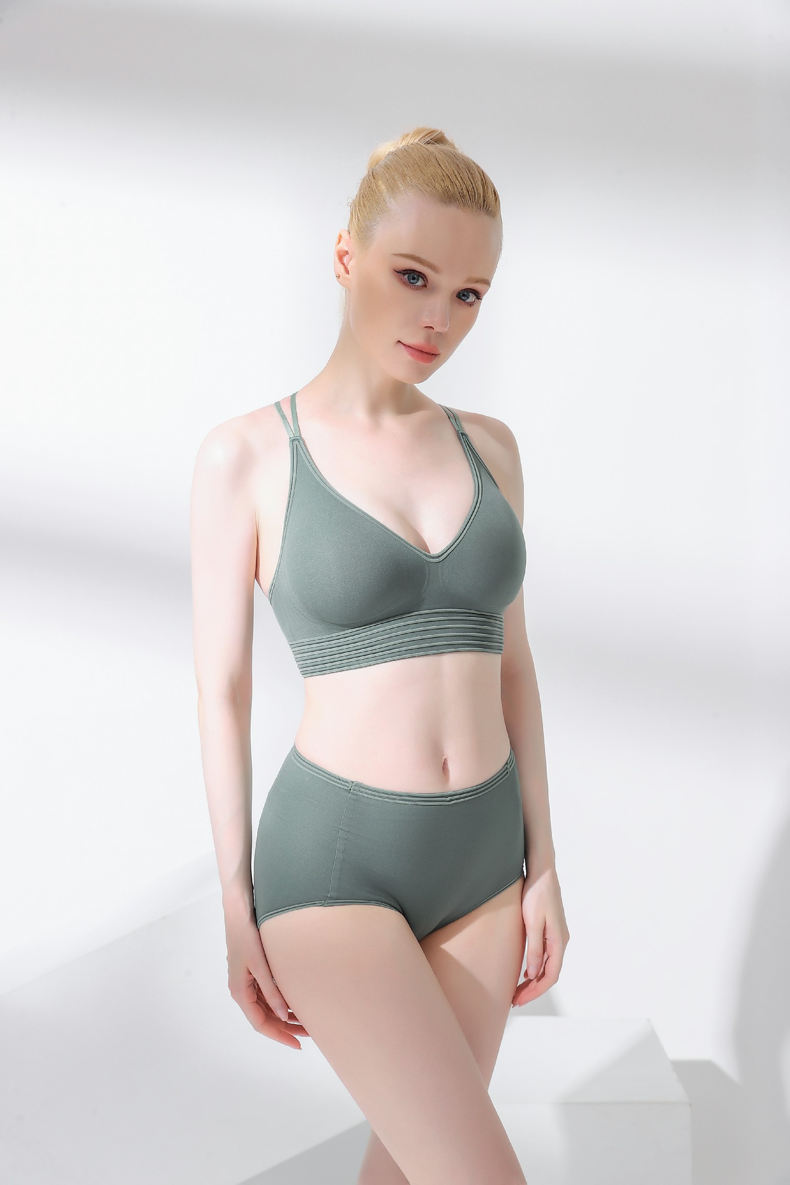 Conjunto de sujetador y braguita 3D Senselast Cross Beautiful Back 6