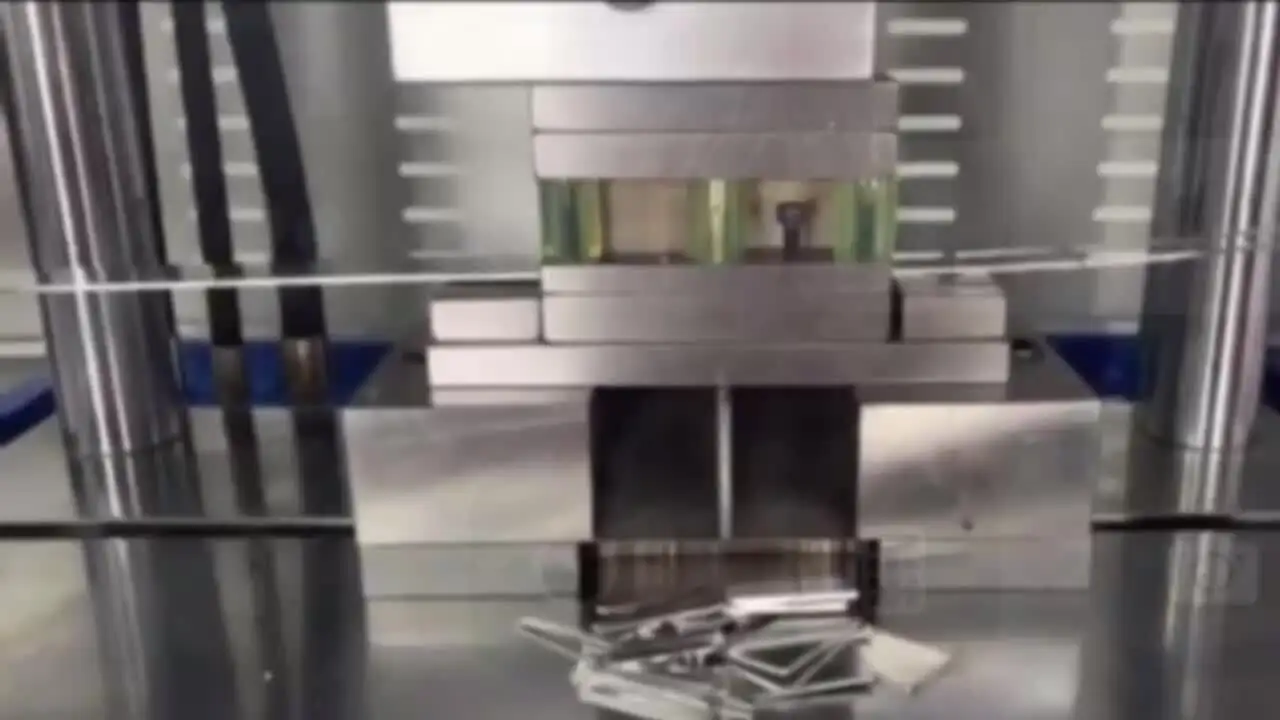 Prensa hidráulica para acuñar monedas de oro y plata: proceso optimizado y ahorro de energía. 2