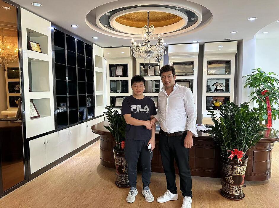 Un cliente de Dubái visitó Hasung para adquirir equipos para la línea de producción de joyas. 1