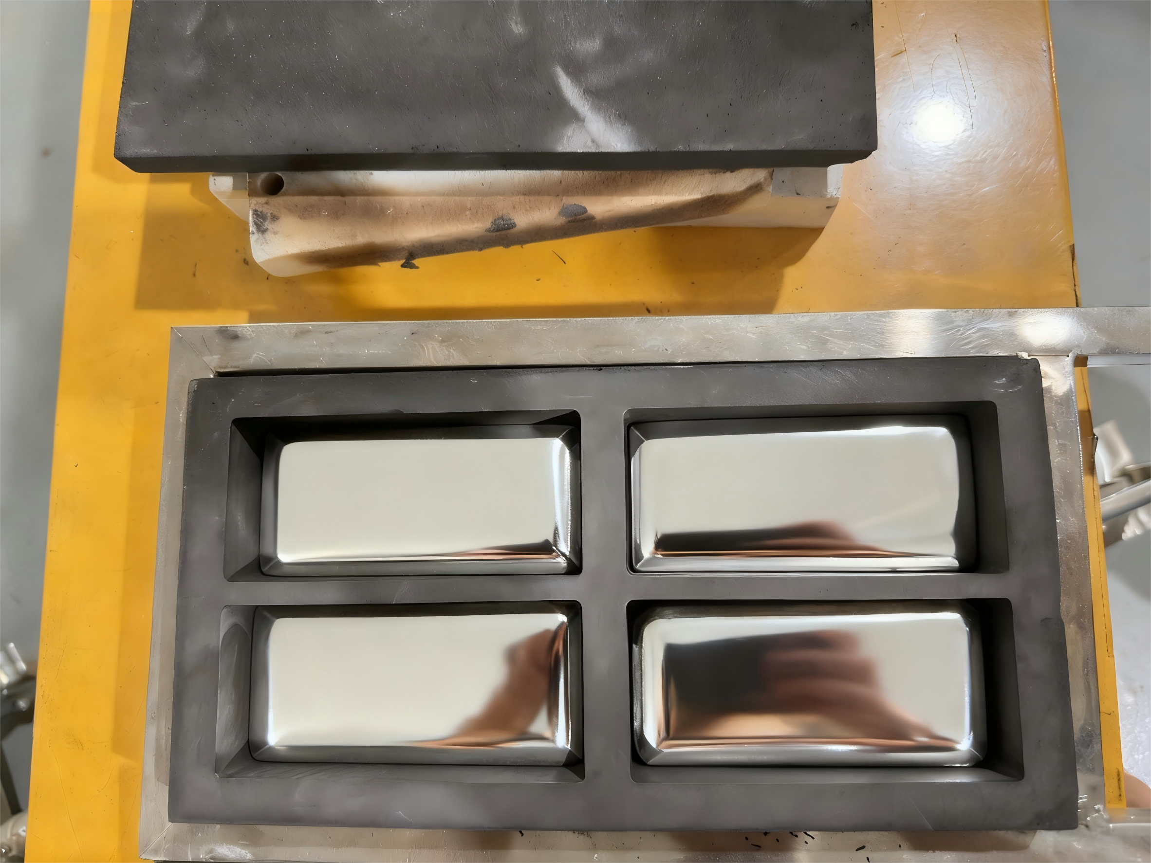 Vakum külçe döküm makinesi nasıl "mükemmel" altın ve gümüş külçeler yaratır? 2