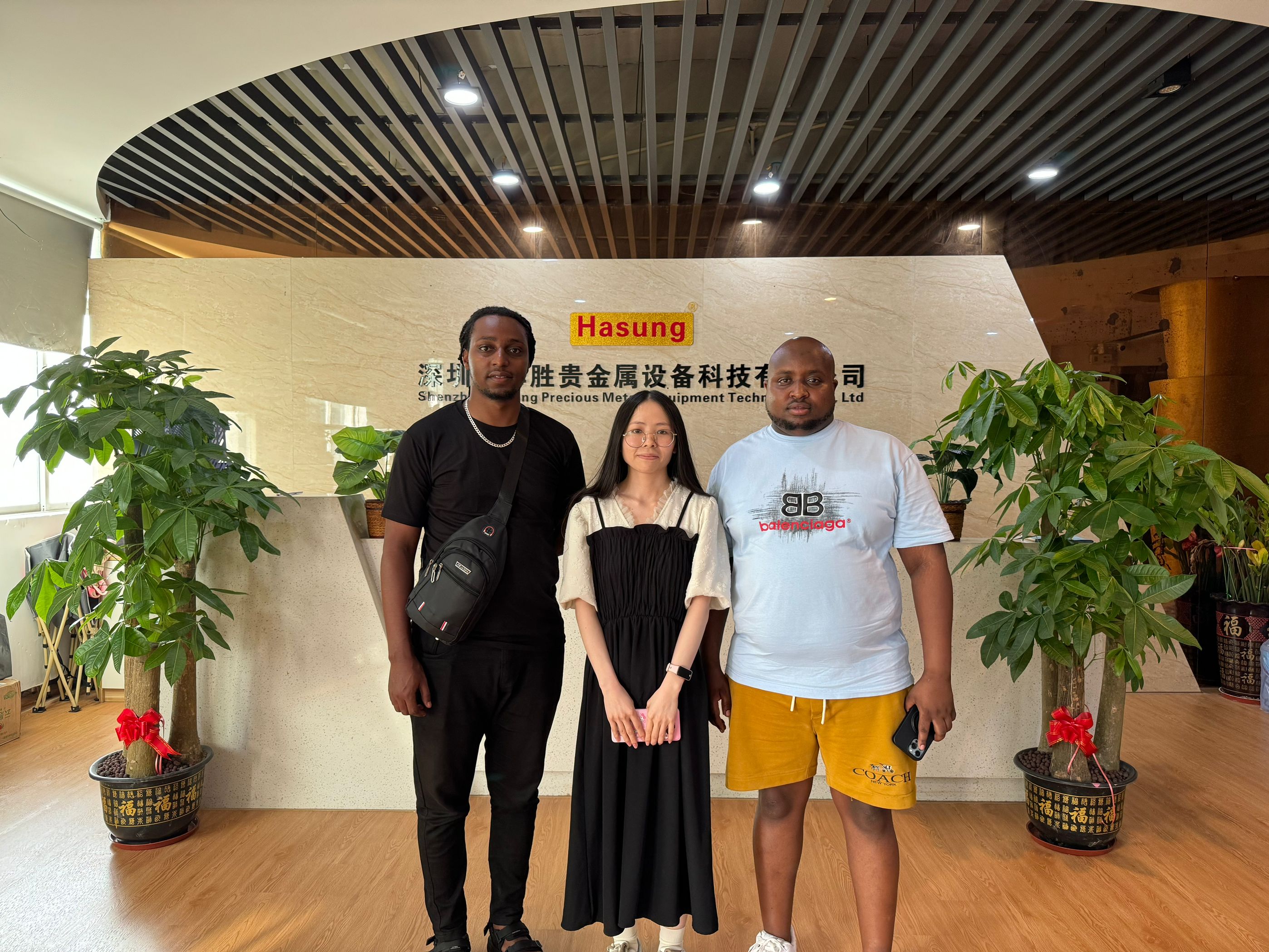 Clienti dall'Algeria in visita ad Hasung per la collaborazione sulle macchine per la fusione di metalli preziosi 1